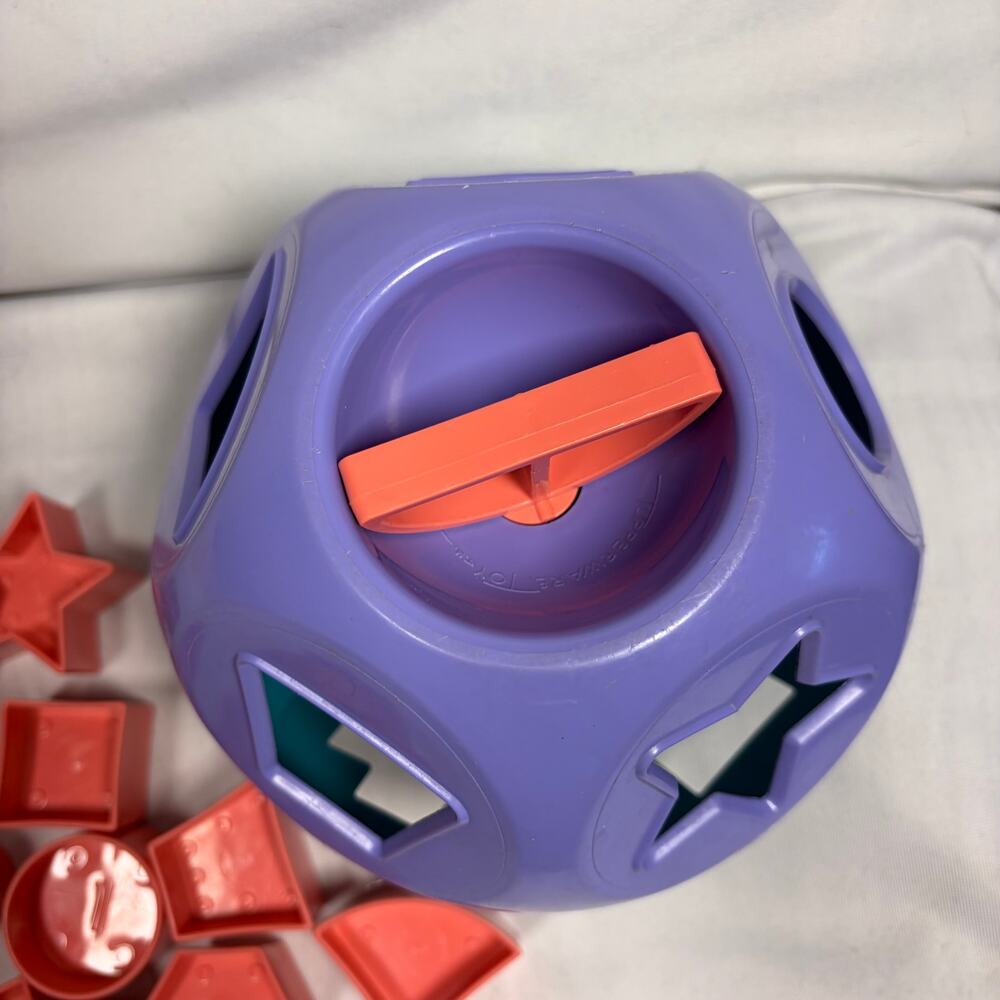 Tupperware shapesorter - Picture 5 of 5